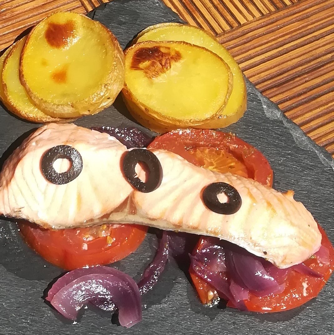 2. Lomito de salmón fresco a la marsellesa con cebolla roja & patatas