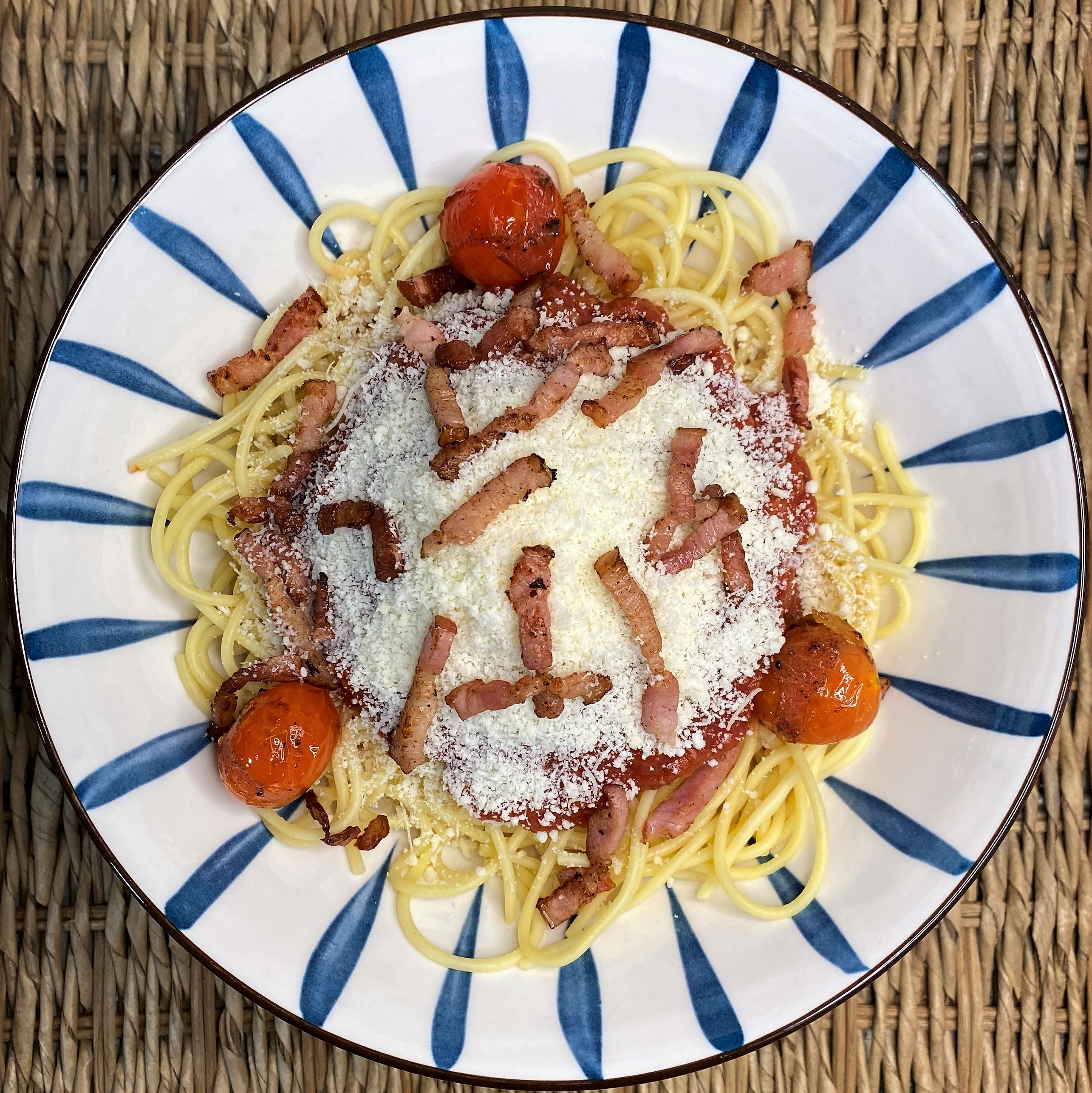 XL Spaghetti alla Amatriciana con cherries & bacon XL