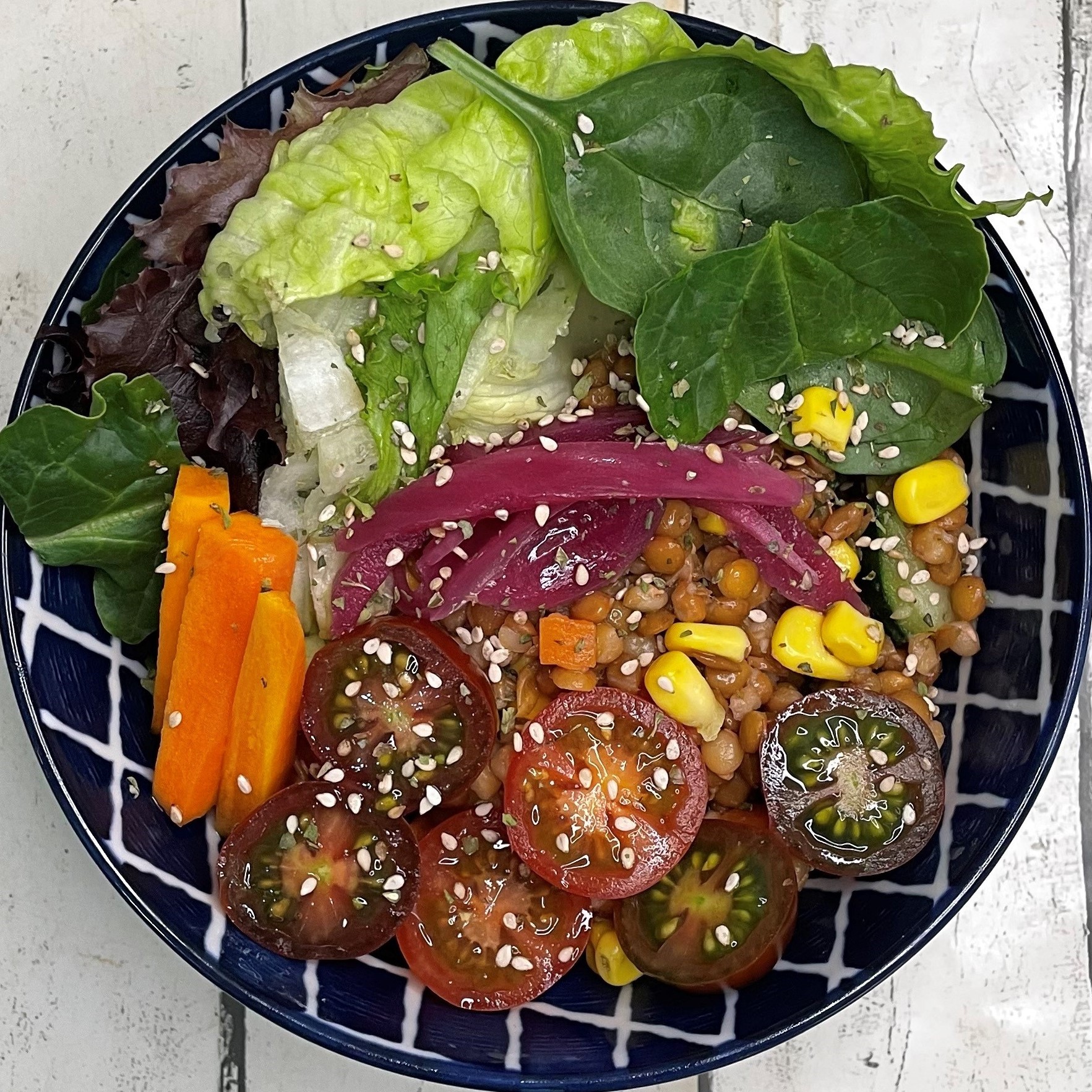 Healthy bowl vegano de lentejas con zanahoria, tomatitos & 'pickles'