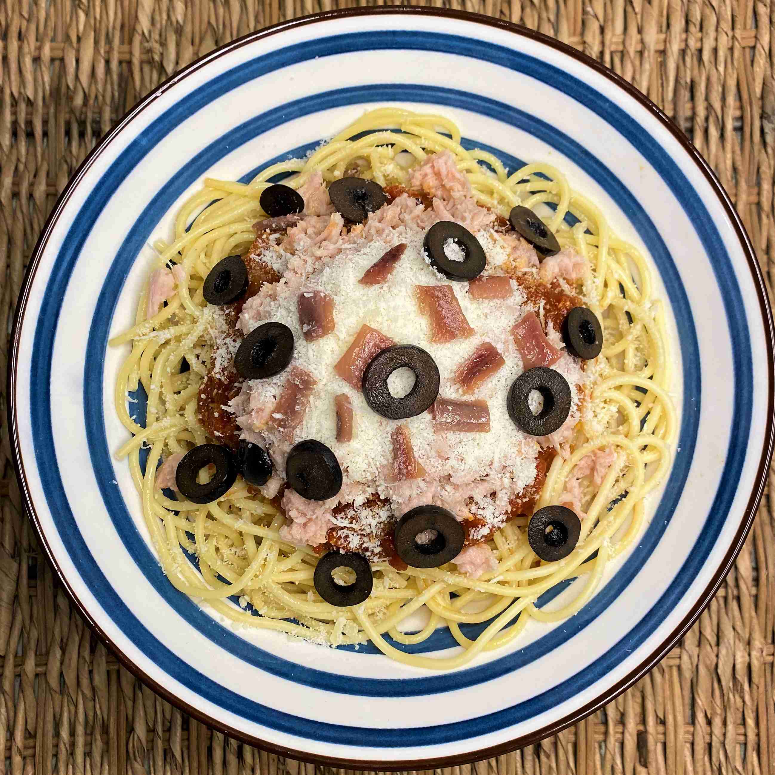 PL1. Spaghetti alla puttanesca con salsa de tomate natural, atún & anchoas (mini)