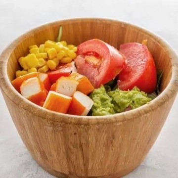 1. Ensalada de brotes con guacamole, maíz  cangrejo | Platos fuera de temporada