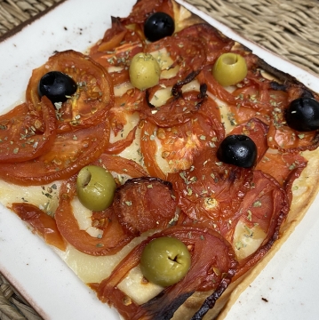 1. Nuestra 'coca' artesana  vegana de tomate natural  olivas | Platos fuera de temporada