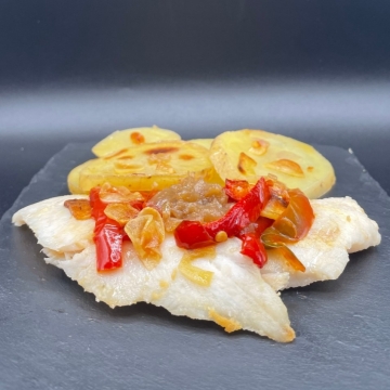 Filete de merluza a la plancha con pimientos  patatas al horno | Principales