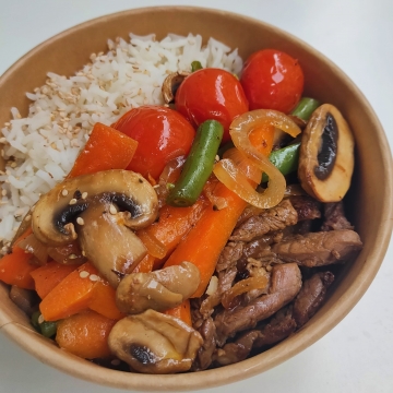 2. Wok de ternera con verduras, champiñones  arroz basmati | Segundos  Principales
