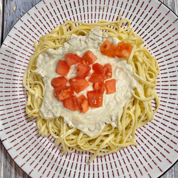 PL1. Fettuccine 'bleu blanc rouge' con nata, queso azul  tomate natural (mini) | Entrantes